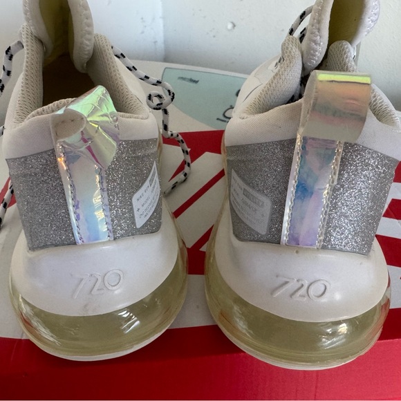 Nike White and Gray Sneakers with Modern Design - Picture 3 of 9